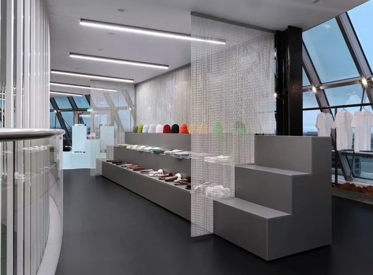 Graphic metal chain curtain used for a retail display surface