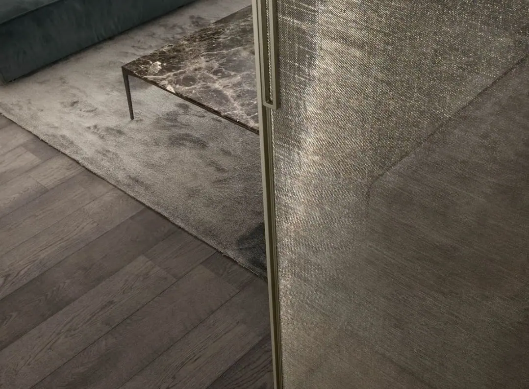 Laminated glass metal mesh used as a protected glass interlayer