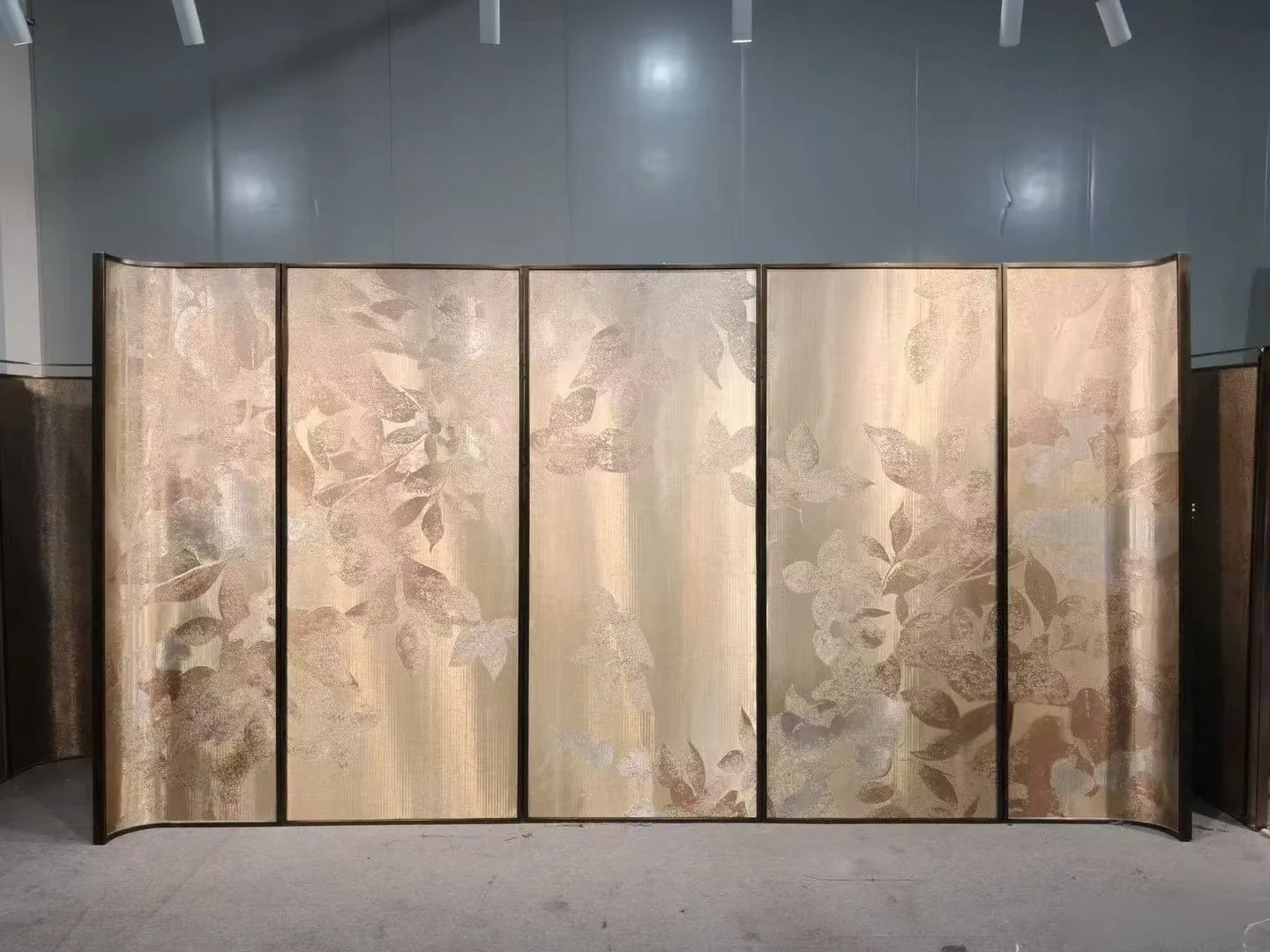 Laminated glass metal mesh used as a wall or screen surface