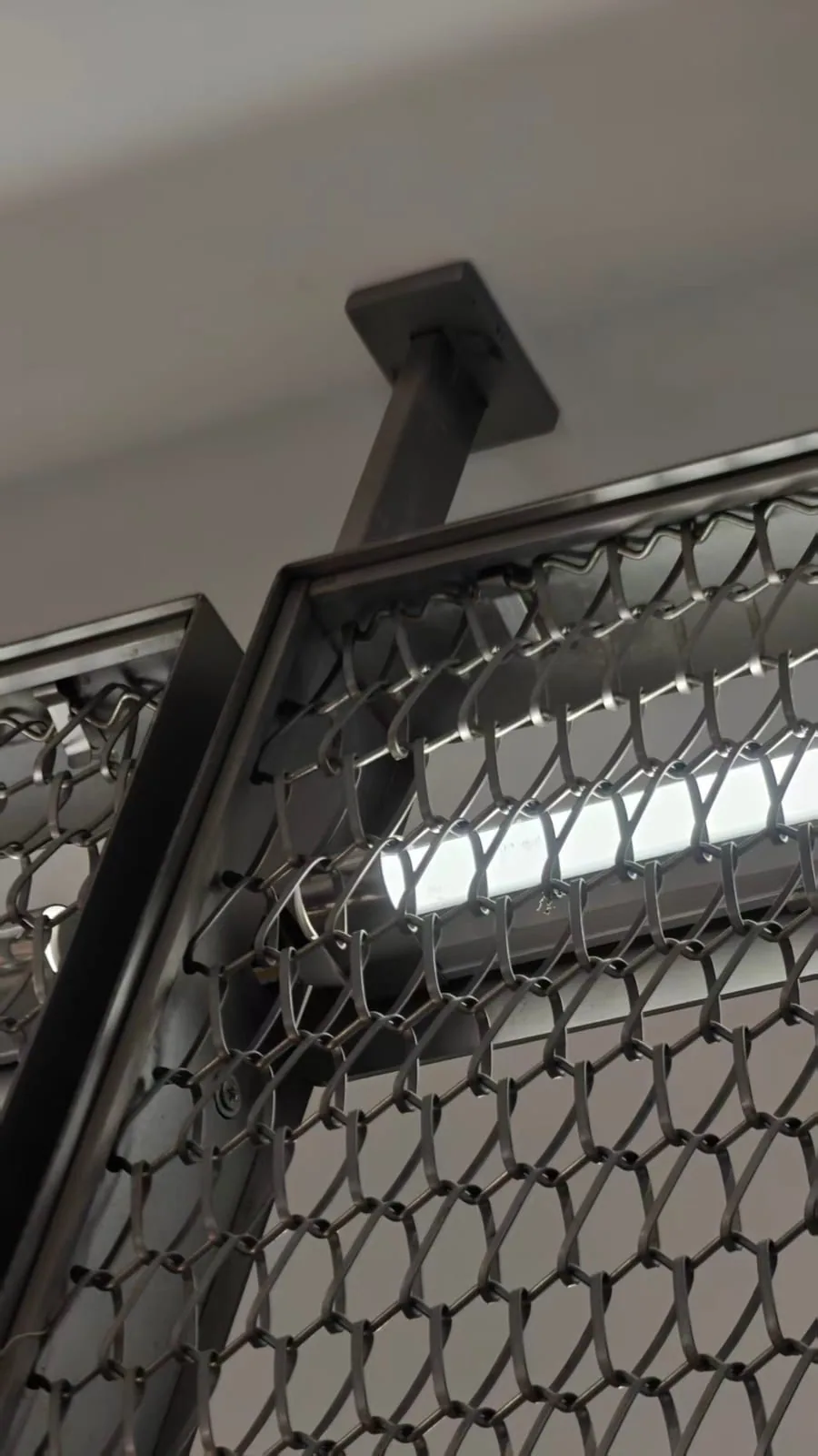 Panelized ceiling spiral mesh edge support