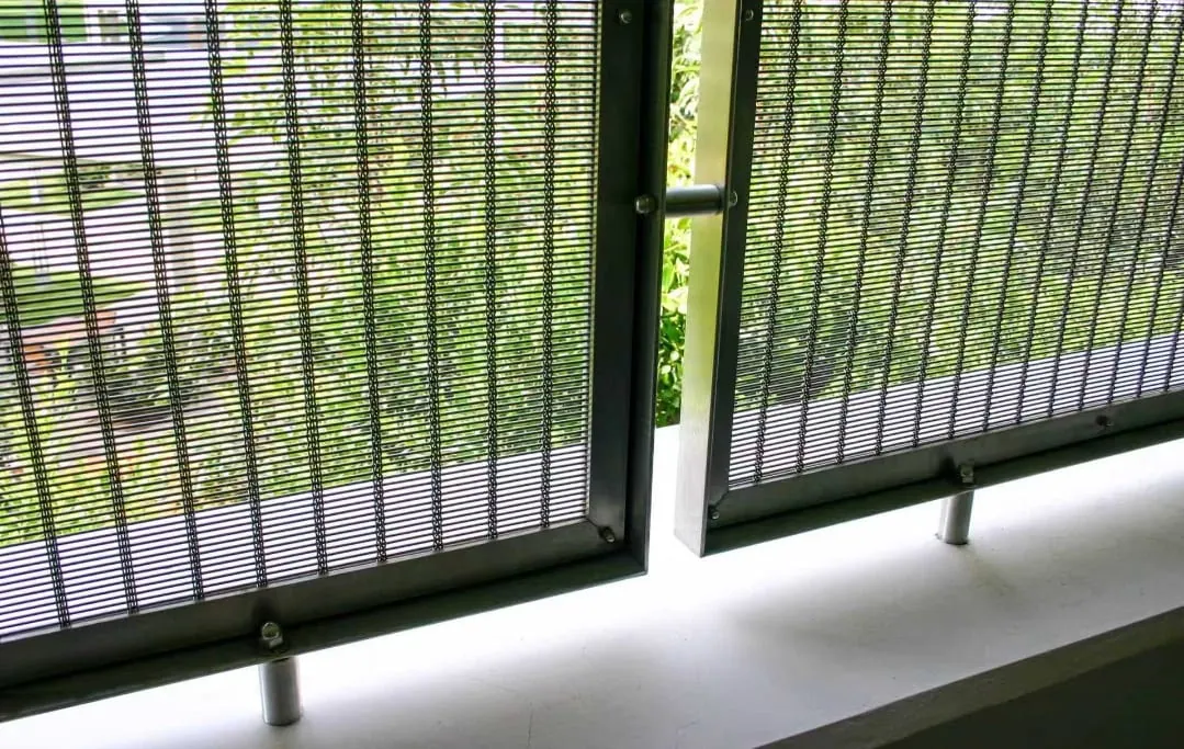 Framed facade panel support for cable rod mesh