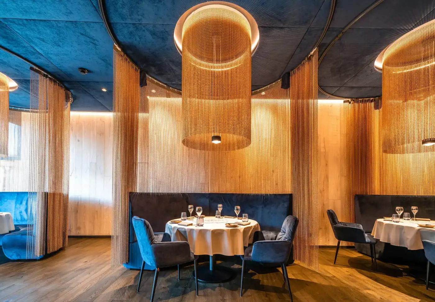 Chain curtain metal mesh used in a refined restaurant interior