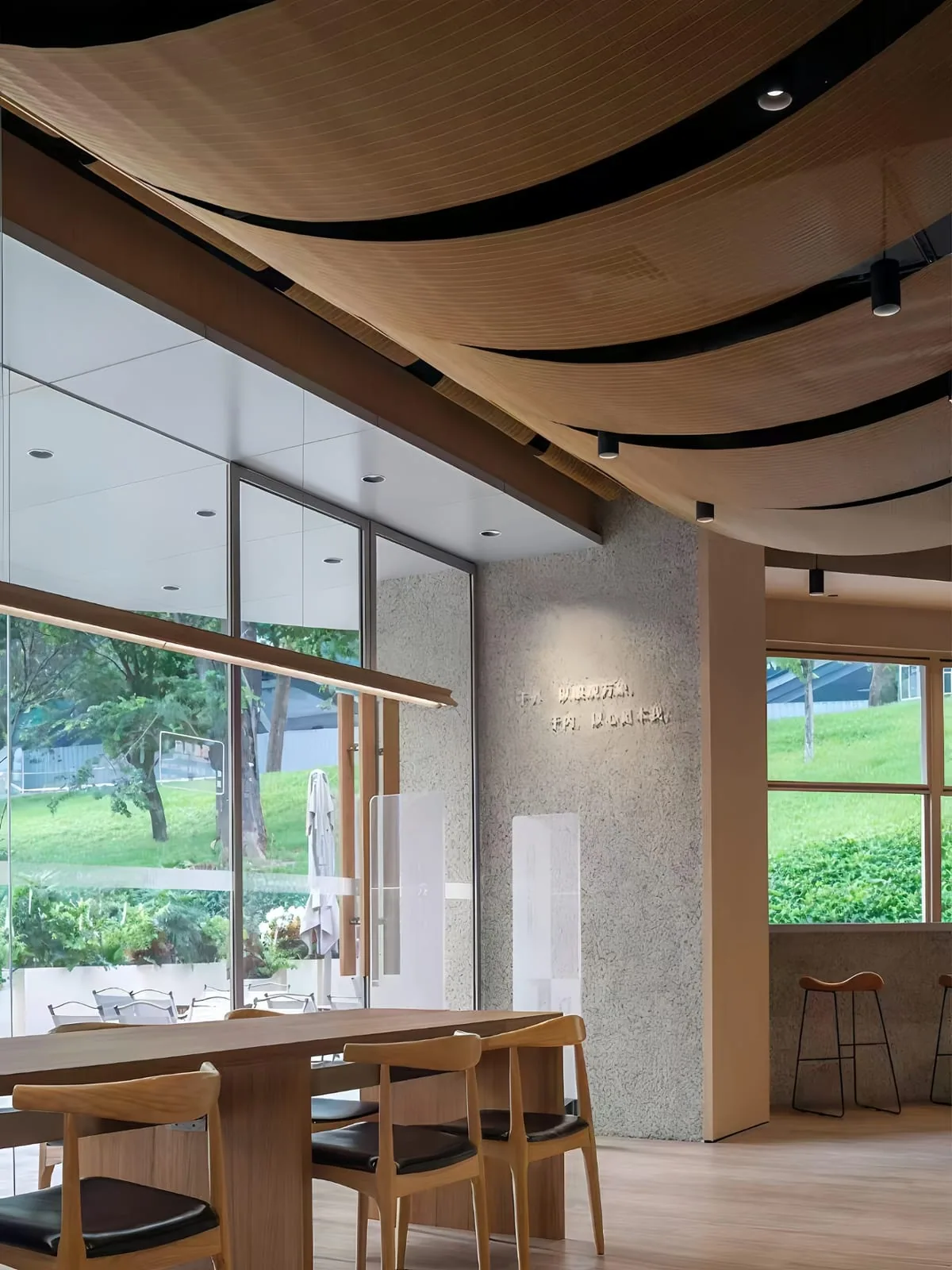 SGORIA open metal mesh ceiling supporting lightness and interior performance